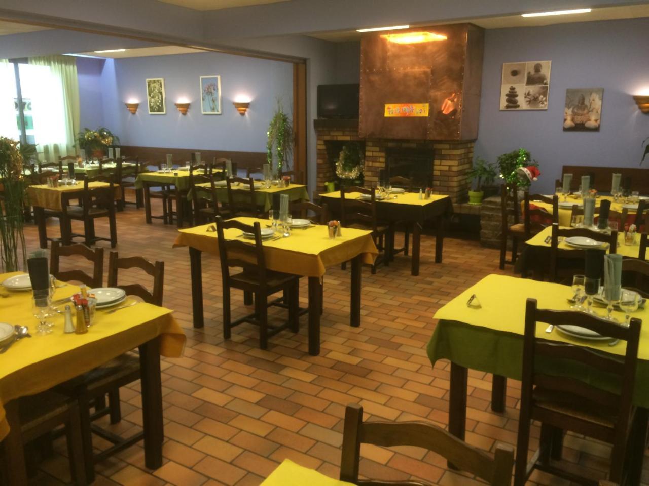 Hotel Restaurant L'Agapanthe Pont-de-Salars Экстерьер фото